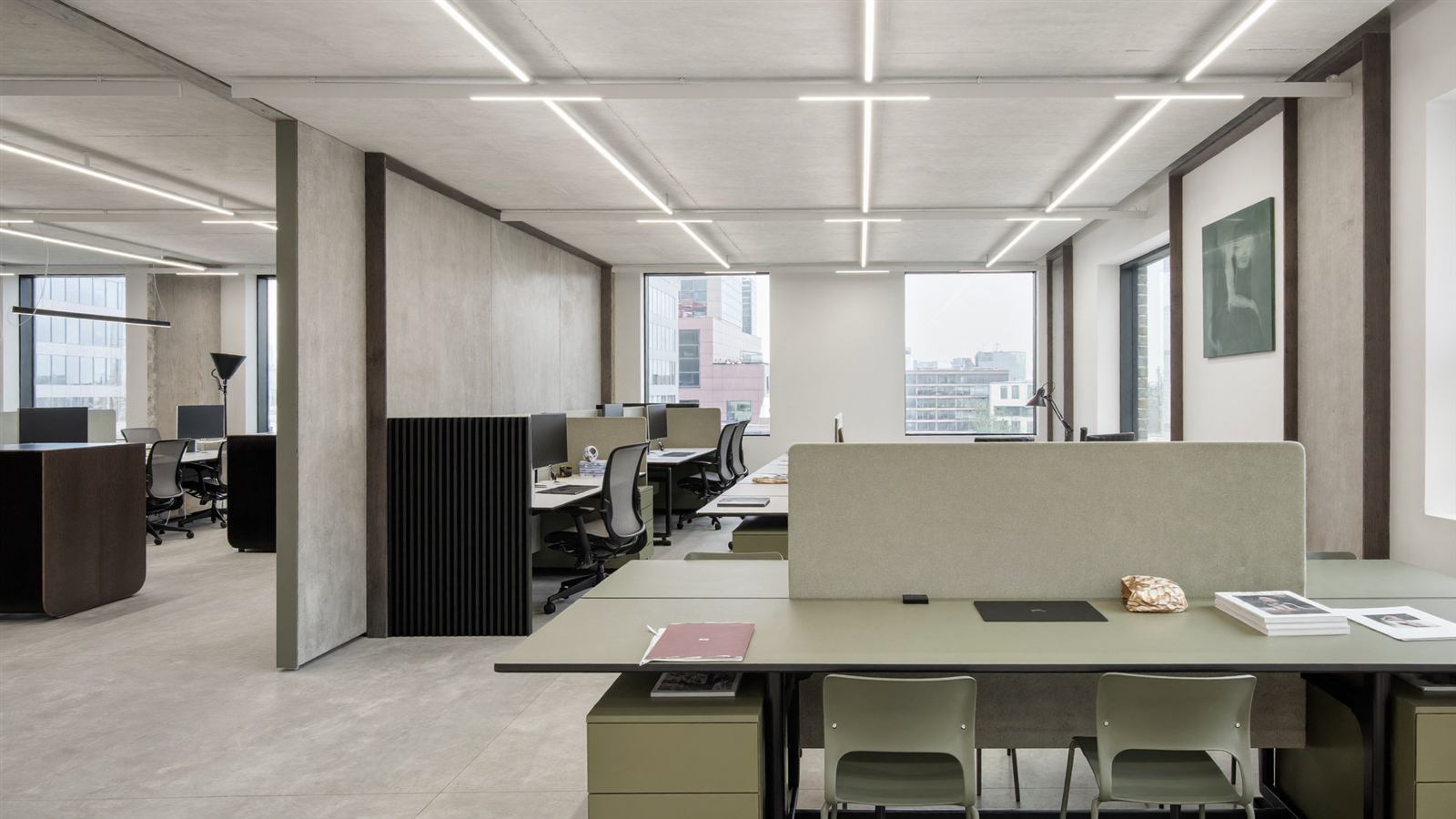 Modern renovierter Büro-Innenraum mit sauberen Trockenbauwänden und salbeigrünen Akzenten