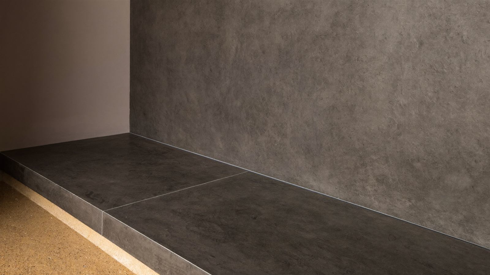 Fugenlose Mikrozement-Wand- und Bodenbeschichtung in einem minimalistischen modernen Badezimmer